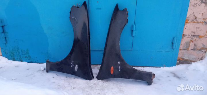 Mazda 323BA 1995 Крыло перед правое/левое