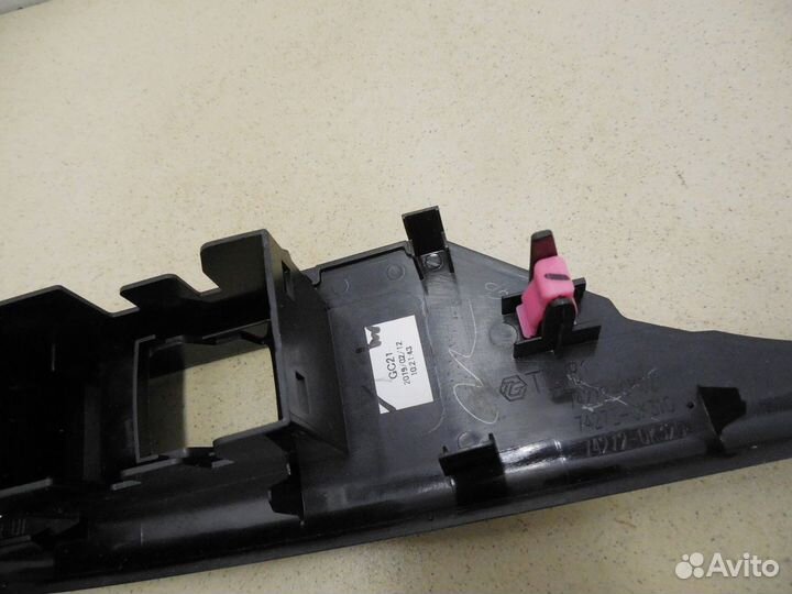 Накладка (кузов внутри) Hi Lux 2015