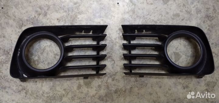 Решётка бампера центральная Toyota Prius NHW 20