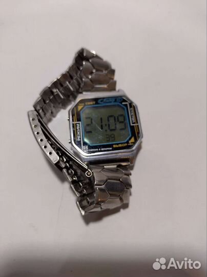 Электронные наручные часы