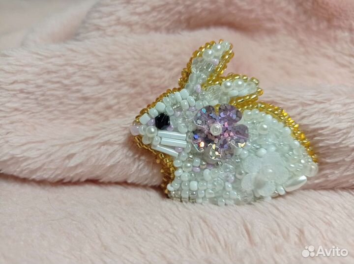 Брошь ручной работы кролик