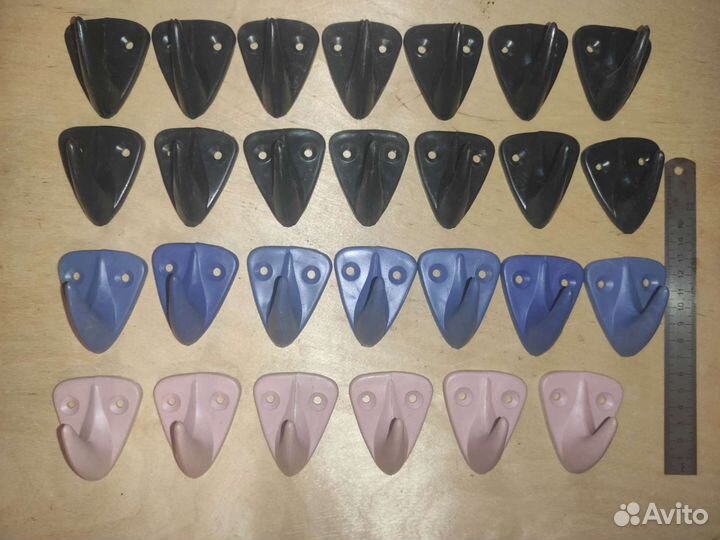 Крючки пластмассовые