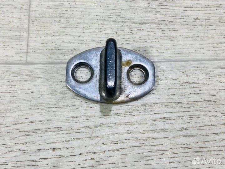 Ответная часть замка двери Volkswagen Polo Sed