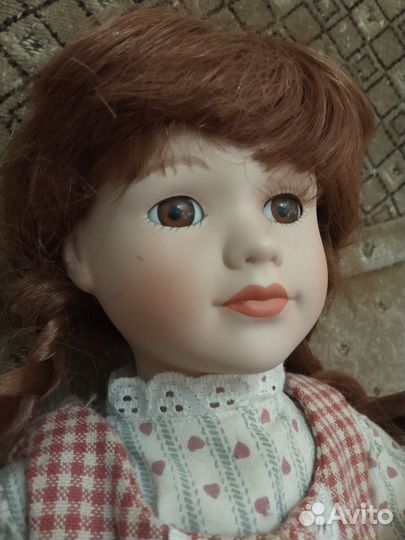 Кукла фарфоровая