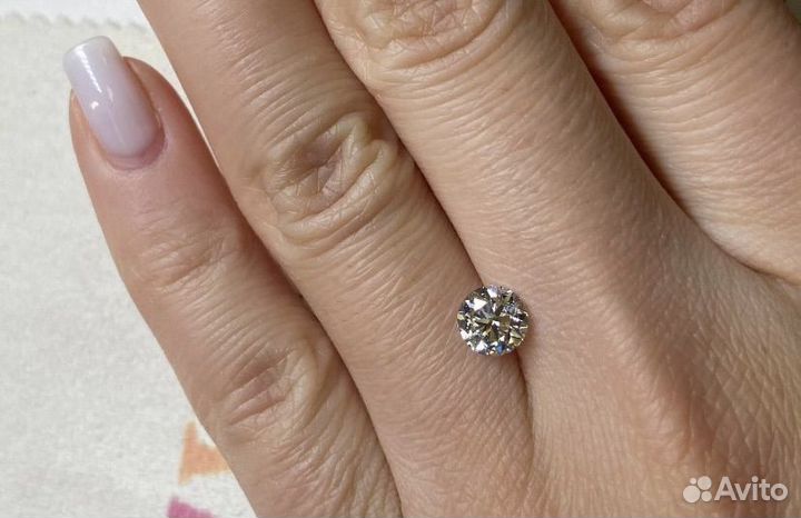 Природный бриллиант в огранке круг весом 1 карат