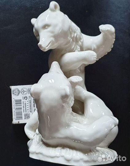 Фарфоровая статуэтка Борющиеся медведи