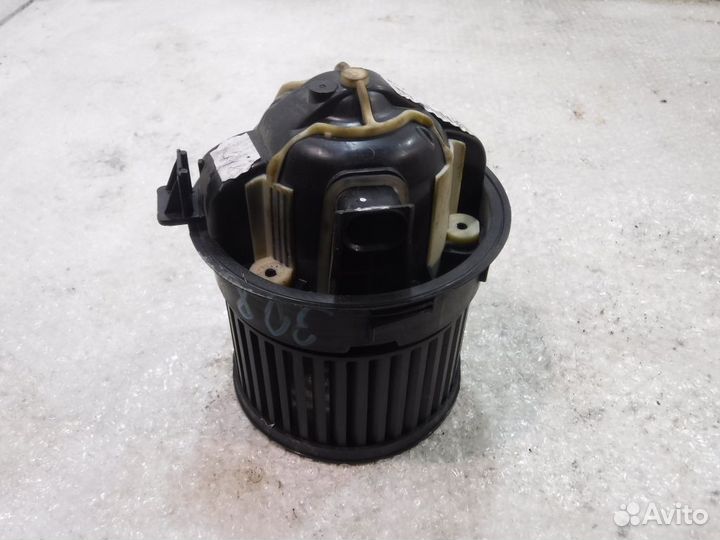 Моторчик печки Пежо 308 1 T7