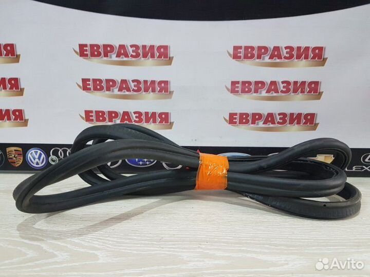 Уплотнительная резинка крышки багажника Bmw