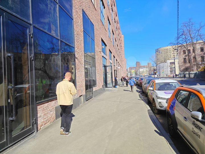 Помещение 653 м² с отдельным входом первая линия