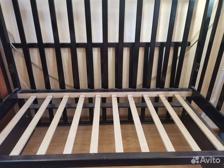 Детская кроватка с маятником