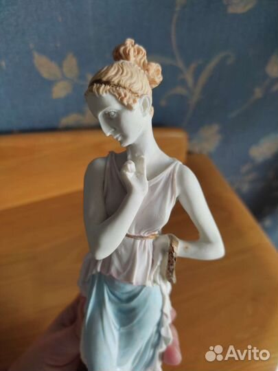Греческая статуэтка девушки богини мрамор