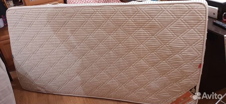 Раскладушка и матрац в хорошем состоянии