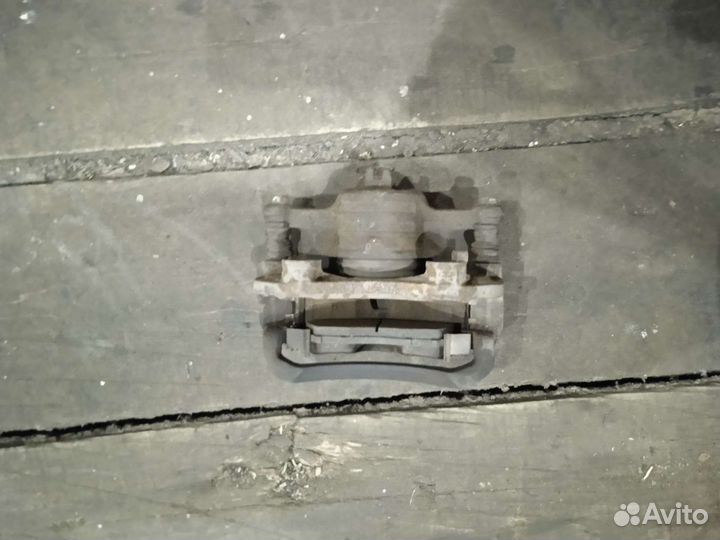Суппорт nissan wingroad Y11 правый