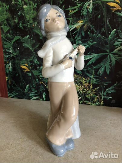 Фарфор. Статуэтка Мальчик с укулелей