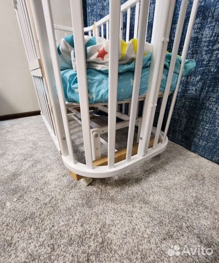 Кроватка детская с маятником