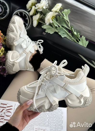 Кроссовки женские