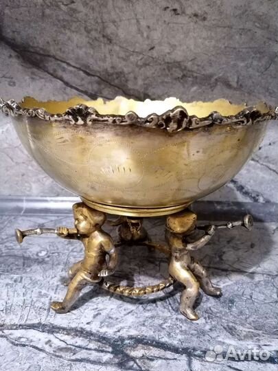 Антикварная бронзовая ваза для фруктов трубадуры