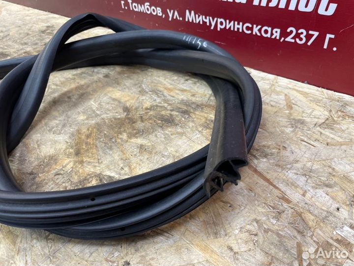 Уплотнитель двери передний правый Renault Duster