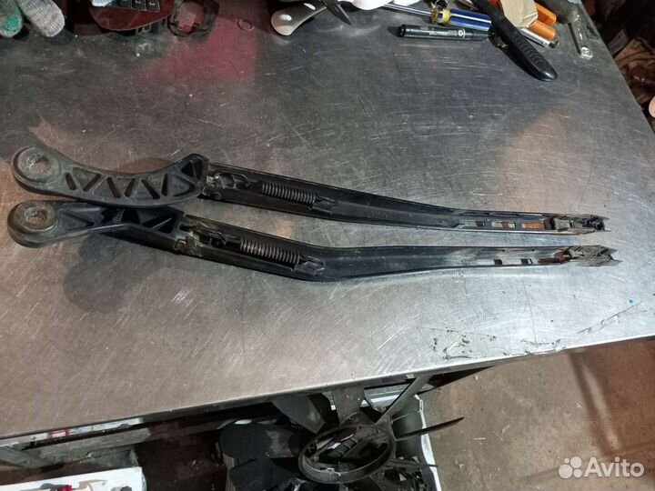 Поводок стеклоочистителя Audi A4