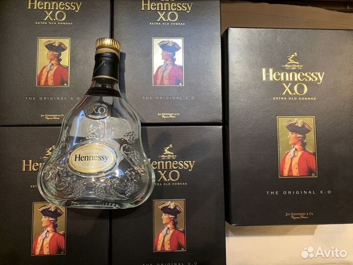 Пустые бутылки от коньяка hennessy X.O