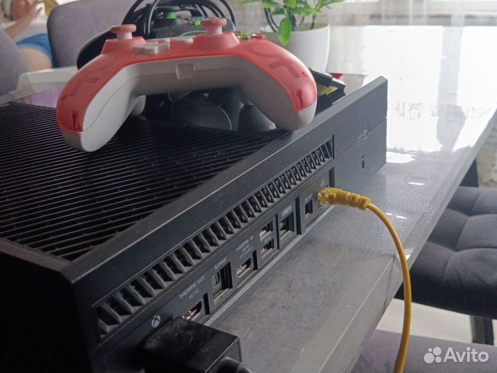 Продам Xbox One в комплекте 2 джойстика