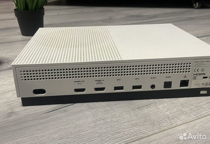 Xbox One S 1tb 2 геймпада