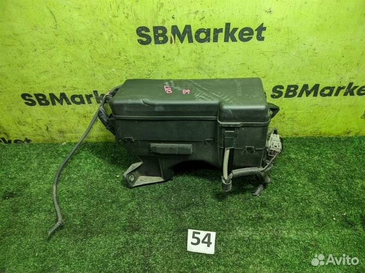 Блок предохранителей передний Toyota Kluger MCU25