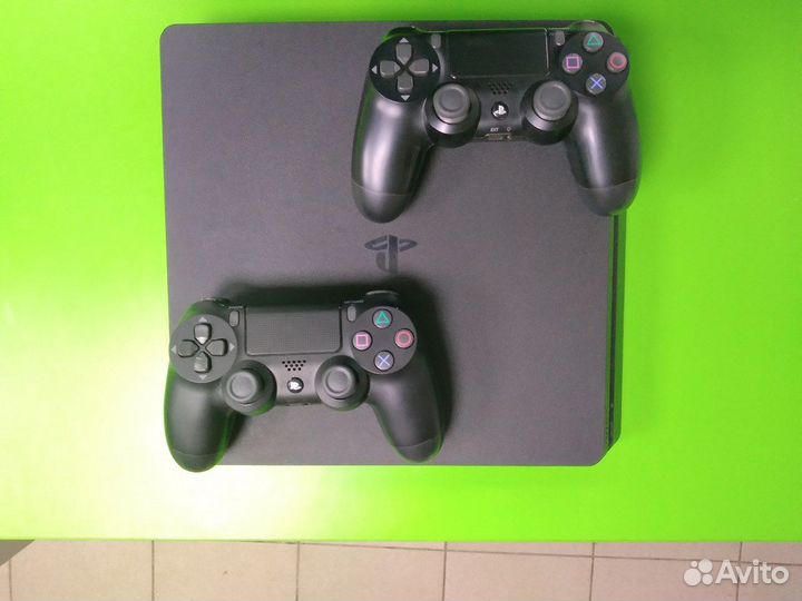 PlayStation 4 Slim 500GB с двумя геймпадами