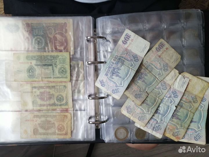 Коллекция монет и купюр