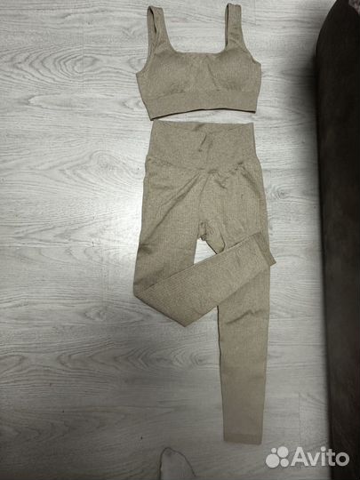 Спортивные лосины и топ