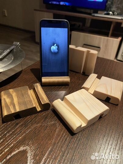 Подставка для телефона и планшета из дерева