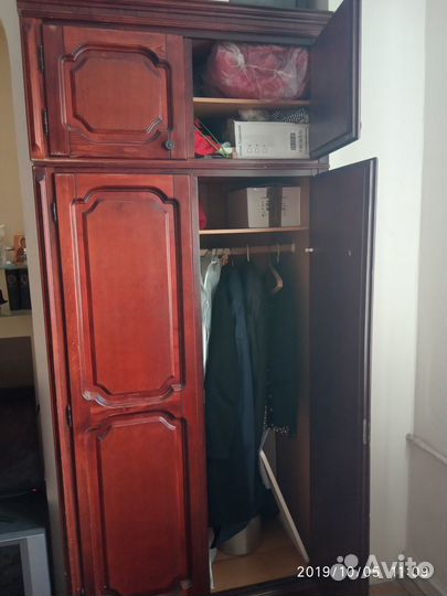 Сервант, шкаф. Дерево натуральное. Красная вишня