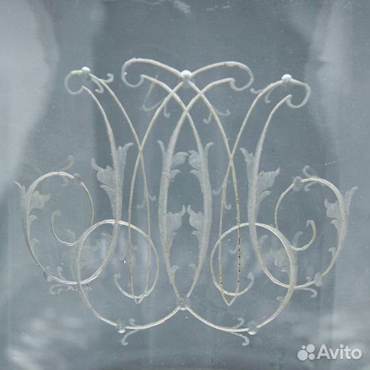 Флакон с вензелем