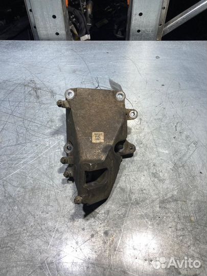 Кронштейн двигателя правый Mercedes S-Class W222