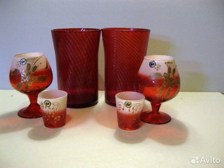 Красные вазочки, фужеры и стопки