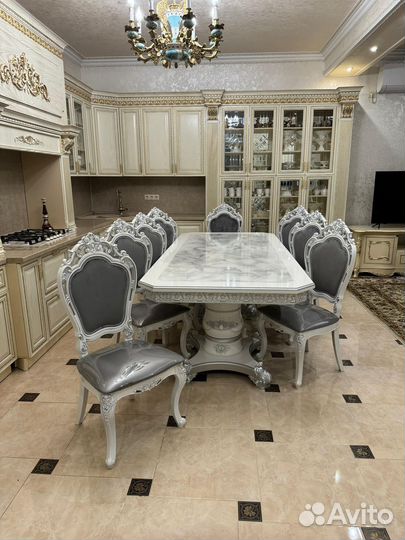 Стол и стулья 