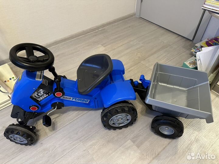 Синий трактор каталка с прицепом