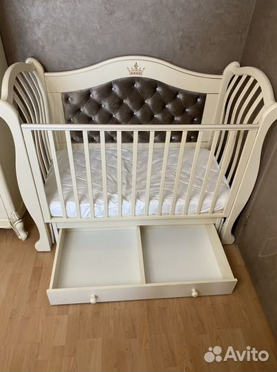 Детская кроватка с маятником и ящиком