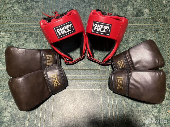 Боксерские перчатки и шлем