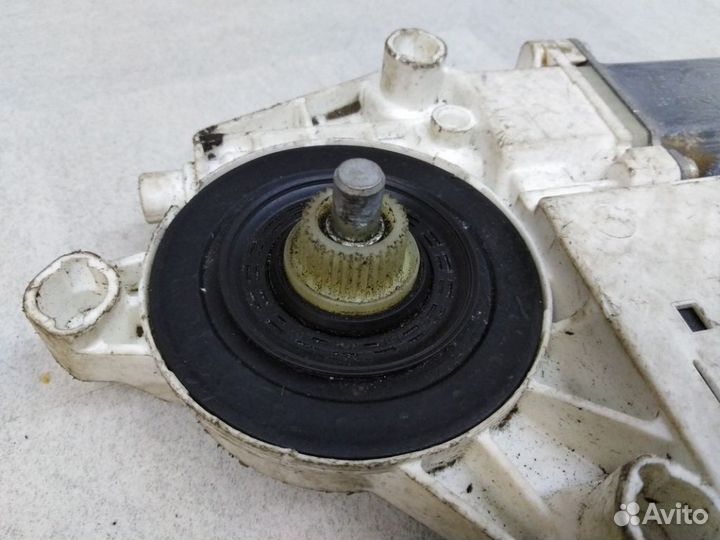 Моторчик переднего правого стеклоподъемника