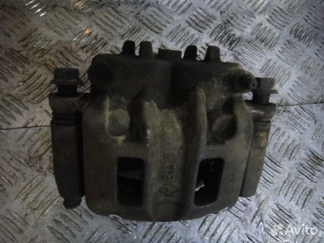 Суппорт Pajero (00-06) перед. R б\у