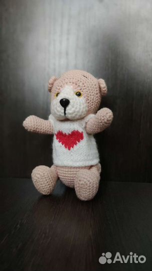 Мишка игрушка с сердечком вязаный