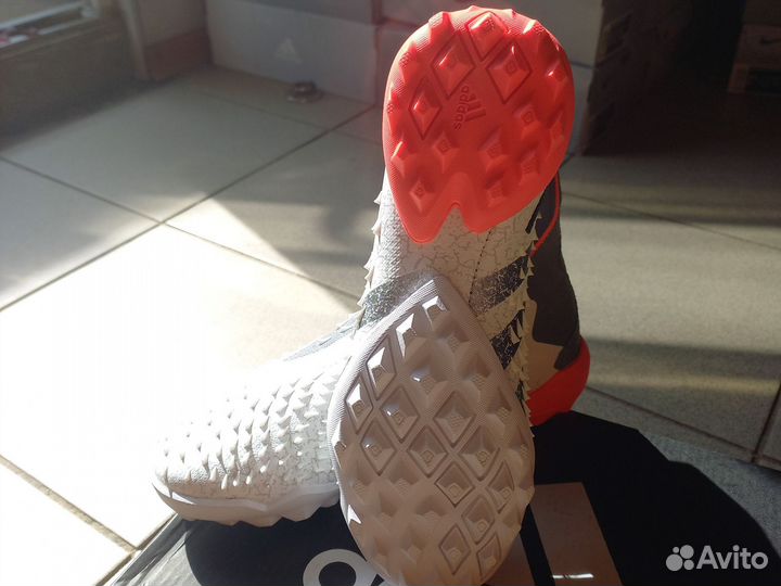 Футбольные бутсы adidas predator freak