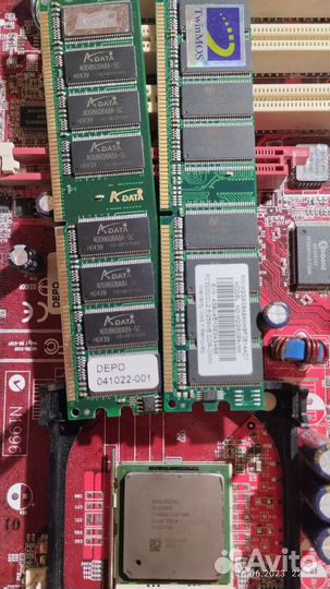 Материнская плата с процессором и памятью