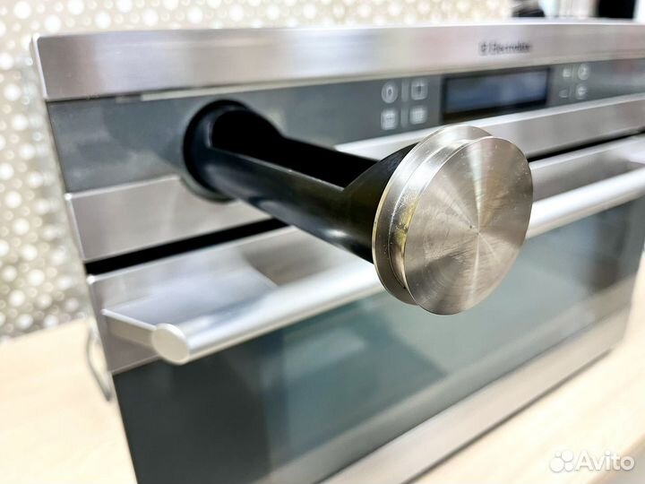 Компактная встраиваемая духовка с паром Electrolux