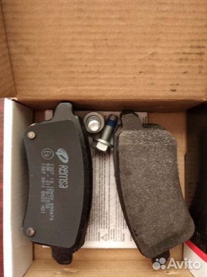Тормозные колодки задние. renault 440603558R