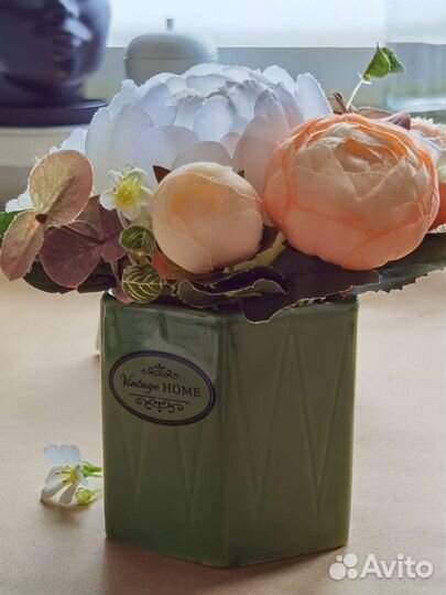 Композиция из искусственных цветов. Декор