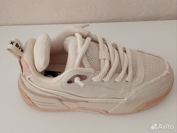 Кроссовки женские