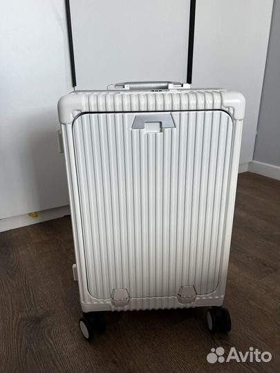 Чемодан на колесах б/у