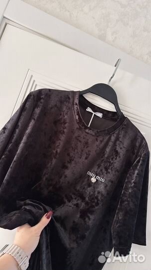 Велюровая футболка miu miu